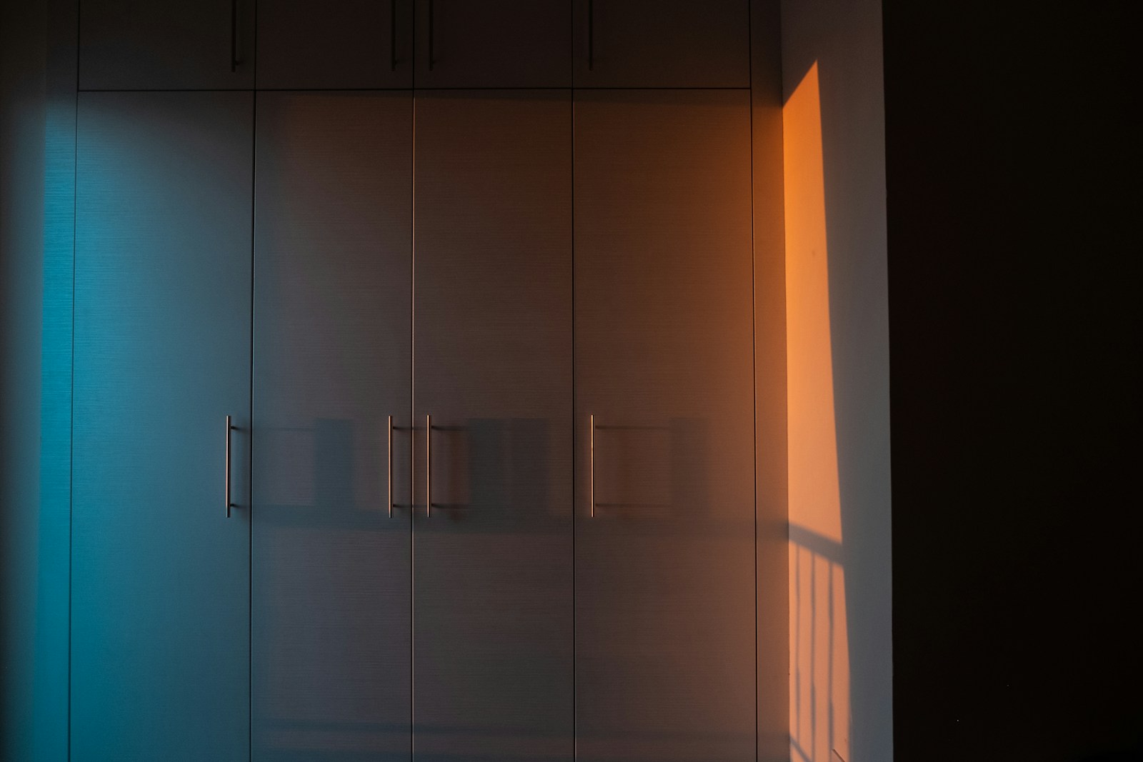 窓から差し込む光が、整えられたクローゼットをやさしく照らす